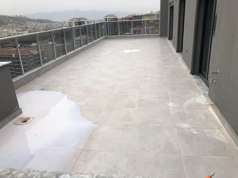 İZOVEN saha arşivinden seramik kaplı terasta süt beyazı INSUMA uygulama görünümü