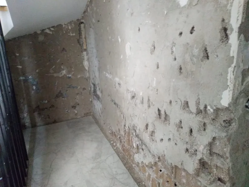 İZOVEN saha arşivinden, kaplaması kaldırılmış ve yüzey kusurları görülen mevcut duvar