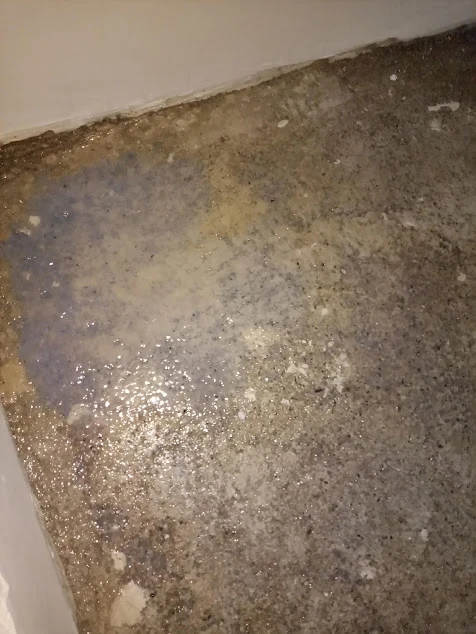 Kür sonrası betonun dokusunun göründüğü, parlak yansımalar içeren ROVAK uygulanmış yüzey