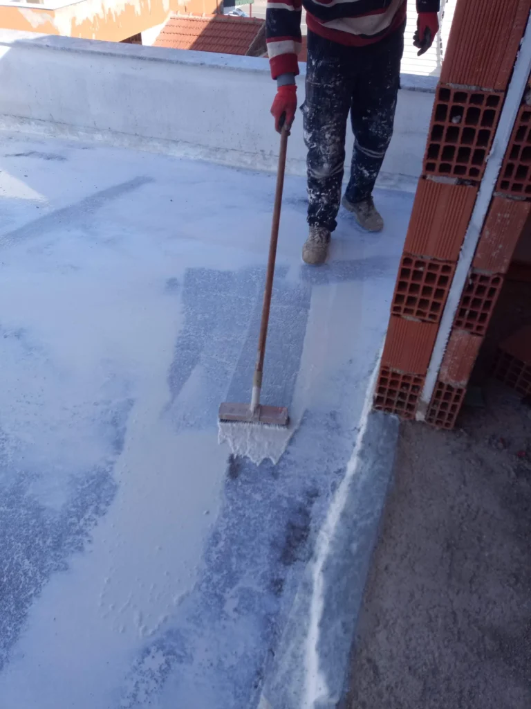 Uygulama sırasında beton yüzeyde beyaz görünen ROVAK